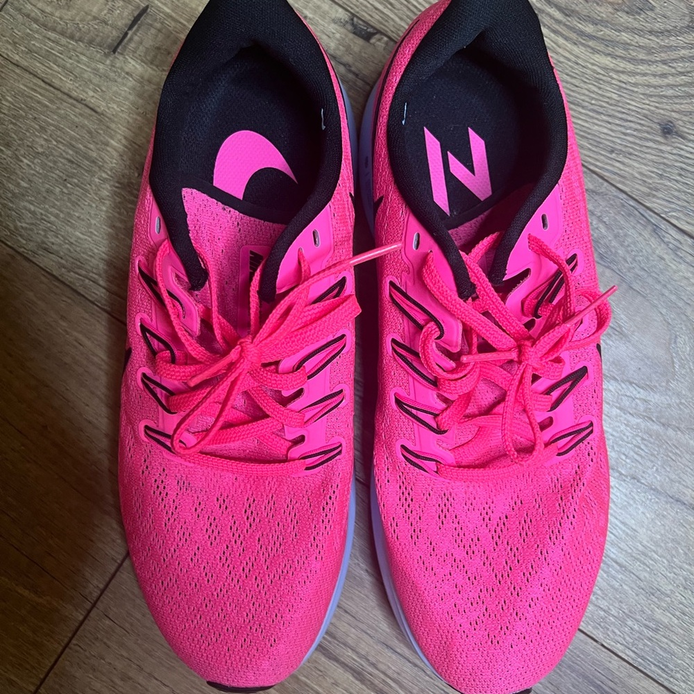 Nike Women's Bright Pink Athletic Shoes